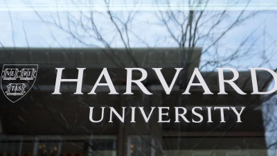 Harvard wehrt sich juristisch gegen das Vorgehen der Trump-Regierung. (Archivbild) (Foto: Charles Krupa/AP/dpa)