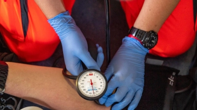 In Markt Bibart handelten nach der Gewalttat gegen einen 39-Jährigen sofort etliche Ersthelfer, bis der Rettungsdienst eintraf. (Symbolbild: Christopher Neundorf/dpa)