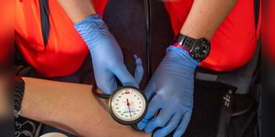 In Markt Bibart handelten nach der Gewalttat gegen einen 39-Jährigen sofort etliche Ersthelfer, bis der Rettungsdienst eintraf. (Symbolbild: Christopher Neundorf/dpa)