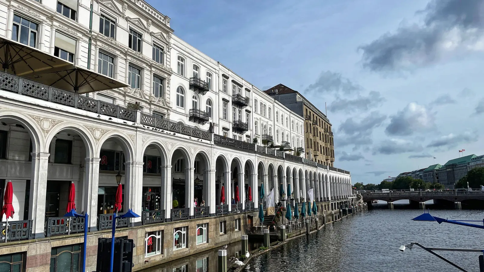 Sie schauen ein wenig nach Venedig aus – und sollen das auch: die Alsterarkaden. Nach dem großen Brand von 1842 entwarf Alexis de Chateauneuf den italienisch inspirierten Bogengang am Nordwestufer der Kleinen Alster. (Foto: Thomas Wirth)