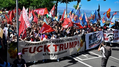 In Frankreich dürfen die G7-Gegner nicht protestieren, so weichen sie auf die Schweizer Seite des Genfersees aus.  (Foto: Martial Trezzini/KEYSTONE/dpa)
