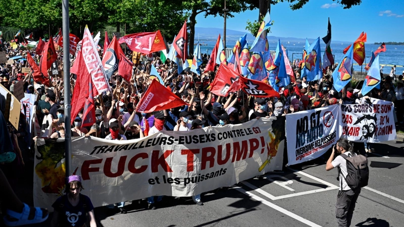 In Frankreich dürfen die G7-Gegner nicht protestieren, so weichen sie auf die Schweizer Seite des Genfersees aus.  (Foto: Martial Trezzini/KEYSTONE/dpa)
