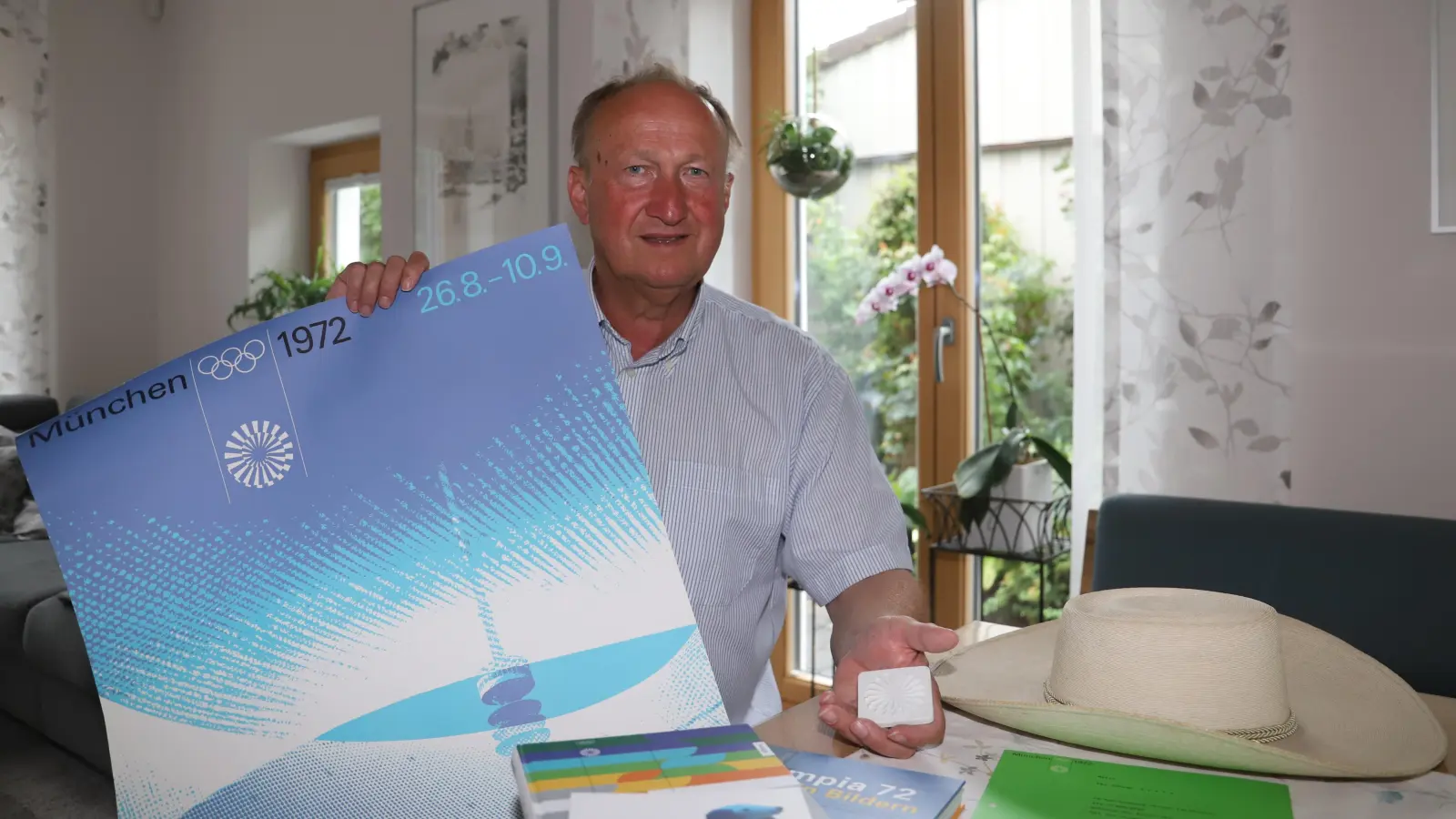 Vom stilprägenden Plakatmotiv über eine Gipsmedaille bis zum Hut eines mexikanischen Athleten: Johann Seitz hat einige Olympia-Souvenirs aufgehoben. Sie lassen ihn an seine Zeit in München zurückdenken. (Foto: Oliver Herbst)