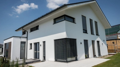 Intelligenter Hitzeschutz: Manche Jalousien fahren automatisch bei Sonne herunter. (Foto: Daniel Maurer/dpa-tmn)