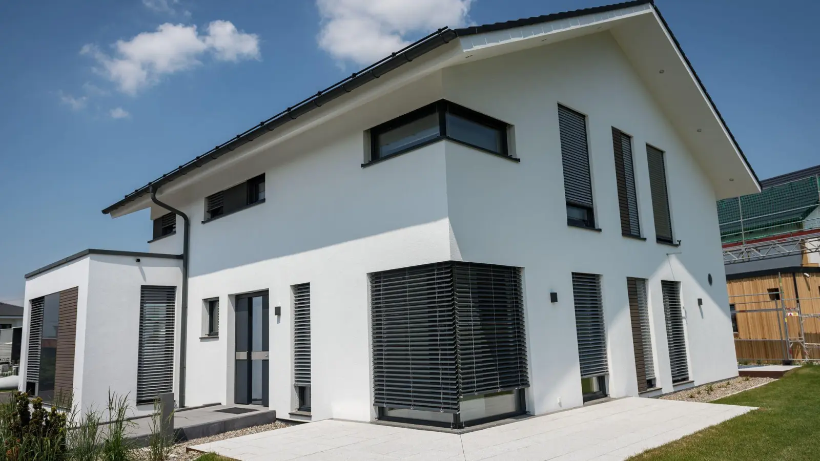 Intelligenter Hitzeschutz: Manche Jalousien fahren automatisch bei Sonne herunter. (Foto: Daniel Maurer/dpa-tmn)