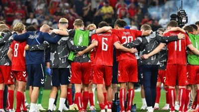 Die Spieler von Dänemark stehen nach dem Spiel im Kreis zusammen. (Foto: Sven Hoppe/dpa)