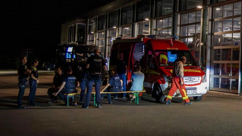 Einsatzkräfte treffen sich vor der Feuerwehrwache in Preetz. (Foto: Frank Molter/dpa)