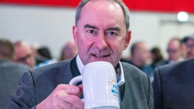 Freie-Wähler-Chef Hubert Aiwanger redet eigentlich immer frei - Redemanuskripte nutzt er praktisch nie.  (Foto: Armin Weigel/dpa)