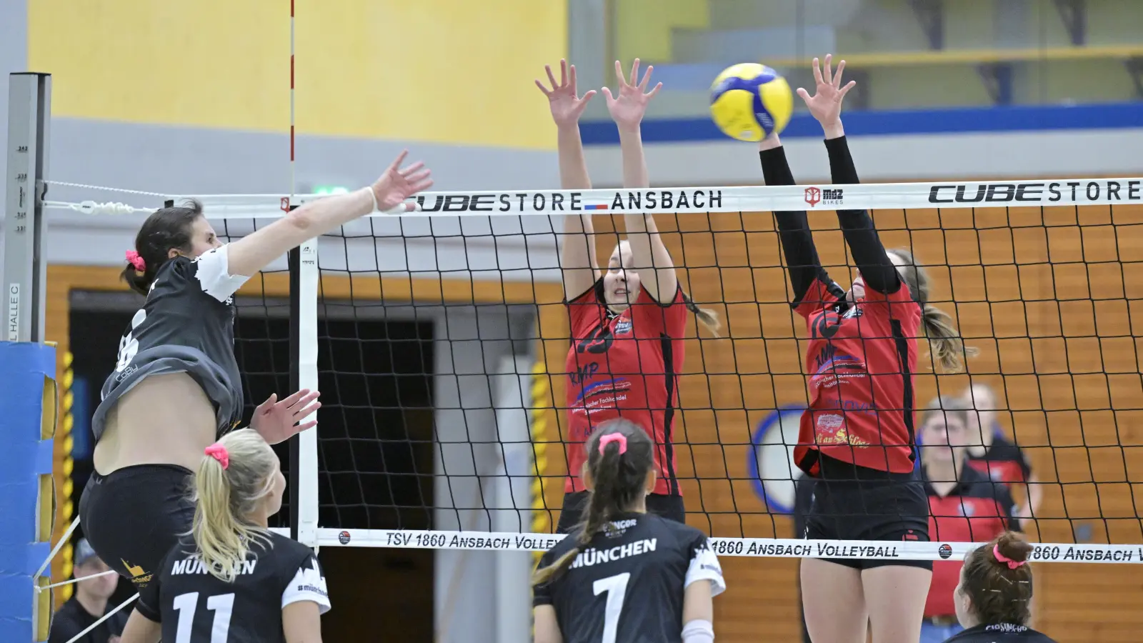 Dominika Schäfer (in Rot, links, hier in einem anderen Spiel) und Anja Scherb versuchten in Erlangen noch einmal, Punkte für Ansbach einzufahren. Bei der SG war der TSV aber letztlich klar unterlegen. (Foto: Martin Rügner)