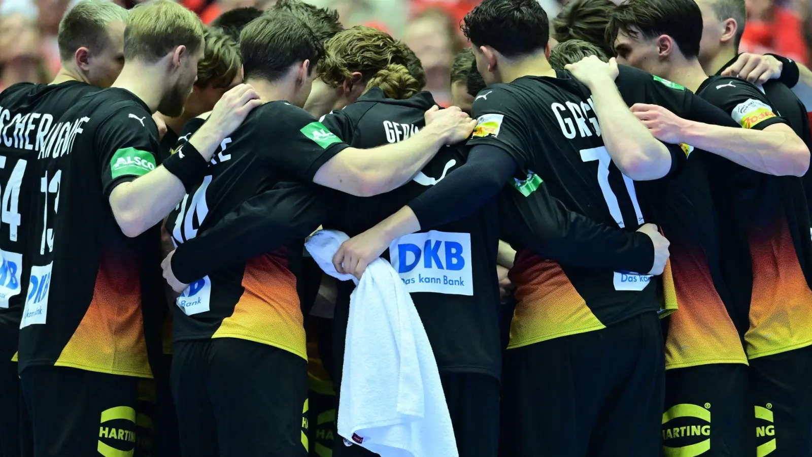 Die deutschen Handballer haben den Einzug ins EM-Halbfinale in den eigenen Händen.  (Foto: Sina Schuldt/dpa)