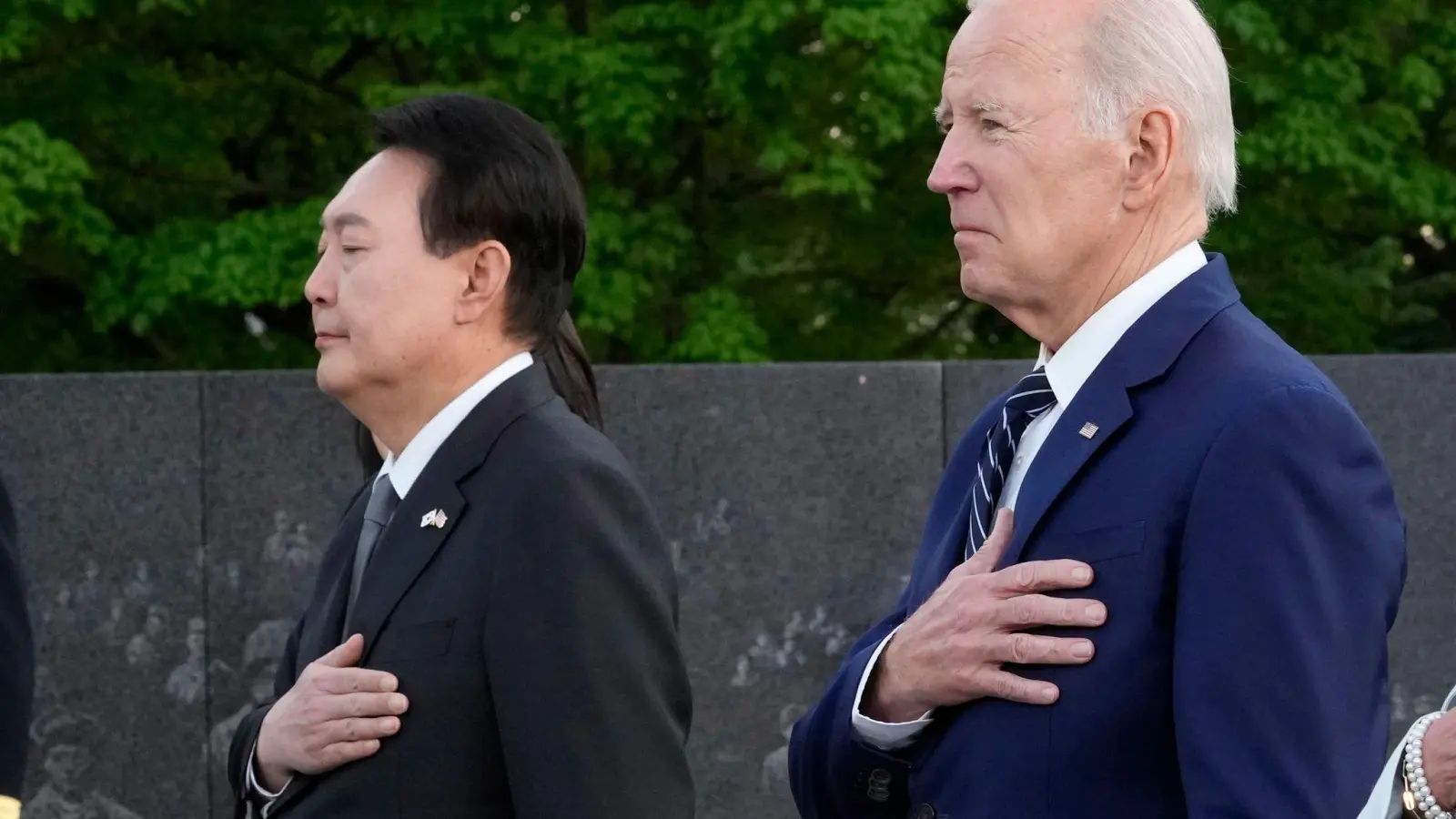 US-Präsident Joe Biden (r.) und der südkoreanische Präsident Yoon Suk Yeol halten nach einer Kranzniederlegung inne, als sie das Korean War Veterans Memorial in Washington besuchen. (Foto: Susan Walsh/AP/dpa)