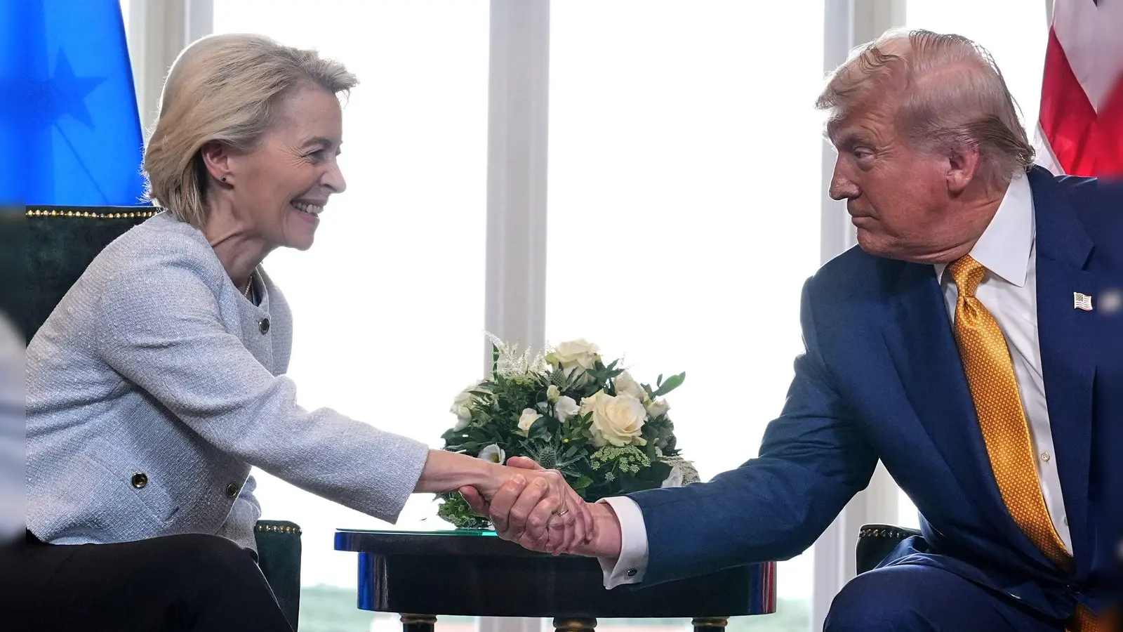 Sie vereinbarten im vergangenen Sommer den Zolldeal: EU-Kommissionspräsidentin Ursula von der Leyen und US-Präsident Donald Trump. (Archivbild) (Foto: Jacquelyn Martin/AP/dpa)