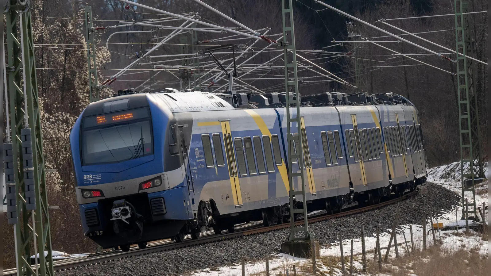 Auf der Strecke der Mangfallbahn kommt es derzeit zu kräftigen Einschränkungen. (Archivbild) (Foto: Peter Kneffel/dpa)