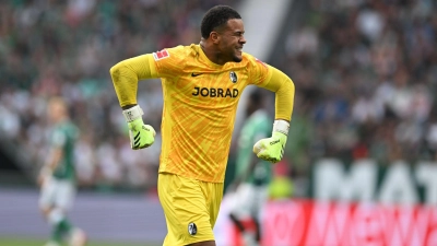 Freiburgs Torwart Noah Atubolu jubelt nach einem Bundesliga-Rekord. (Foto: Carmen Jaspersen/dpa)