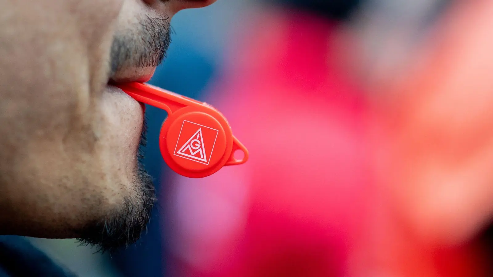 An einem rechtmäßigen Warnstreik oder Streik darf grundsätzlich jeder Arbeitnehmer und jede Arbeitnehmerin teilnehmen - egal, ob man Gewerkschaftsmitglied ist oder nicht. (Foto: Hauke-Christian Dittrich/dpa/dpa-tmn)