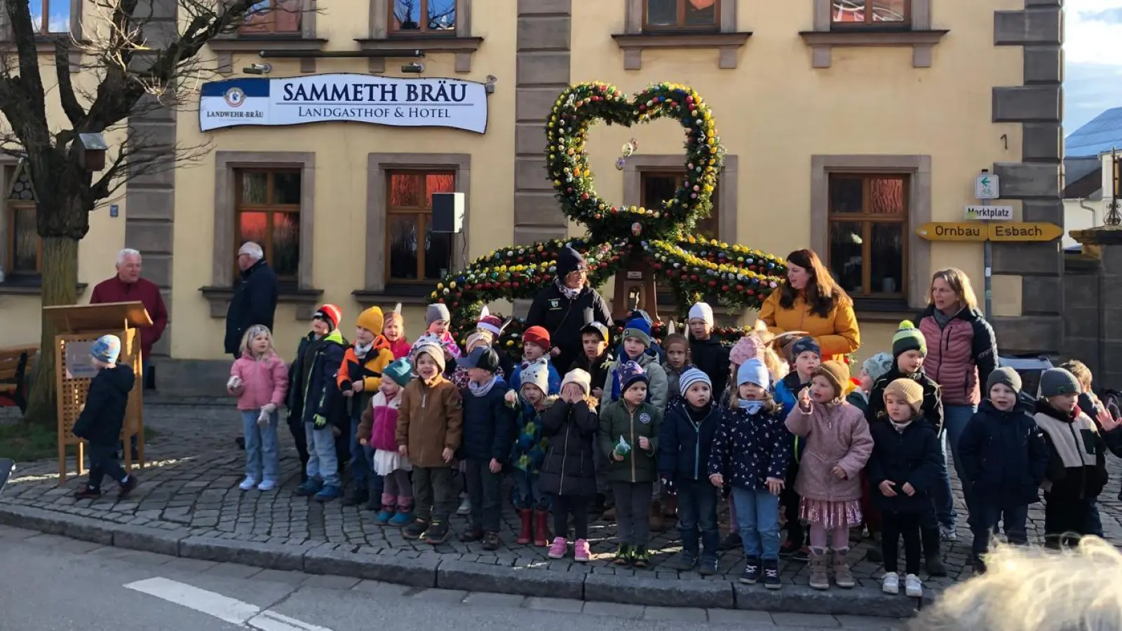 Ein besonderer Höhepunkt bei der Einweihung des Weidenbacher Osterbrunnens war der Auftritt des Kindergartens: Die Kinder sangen fröhliche Osterlieder und sorgten für strahlende Gesichter bei allen Gästen.