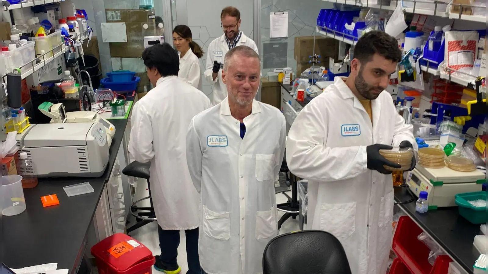 Der US-Amerikaner Tim Friede (M) ist inzwischen bei Centivax angestellt. (Foto: Jacob Glanville/Centivax/dpa)