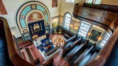 Die Synagoge in Straubing wurde in der Pogromnacht 1938 von den Nationalsozialisten zwar geschändet, aber nicht abgebrannt. Hintergrund war die Nähe zu umliegenden Gebäuden, die möglicherweise mit zerstört worden wären. (Foto: Armin Weigel/dpa)