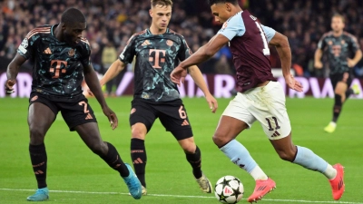 Liefern sich stellvertretend für ihre Teams einen harten Kampf: Die Münchner Dayot Upamecano (l) und Joshua Kimmich sowie Villas Ollie Watkins. (Foto: Peter Kneffel/dpa)