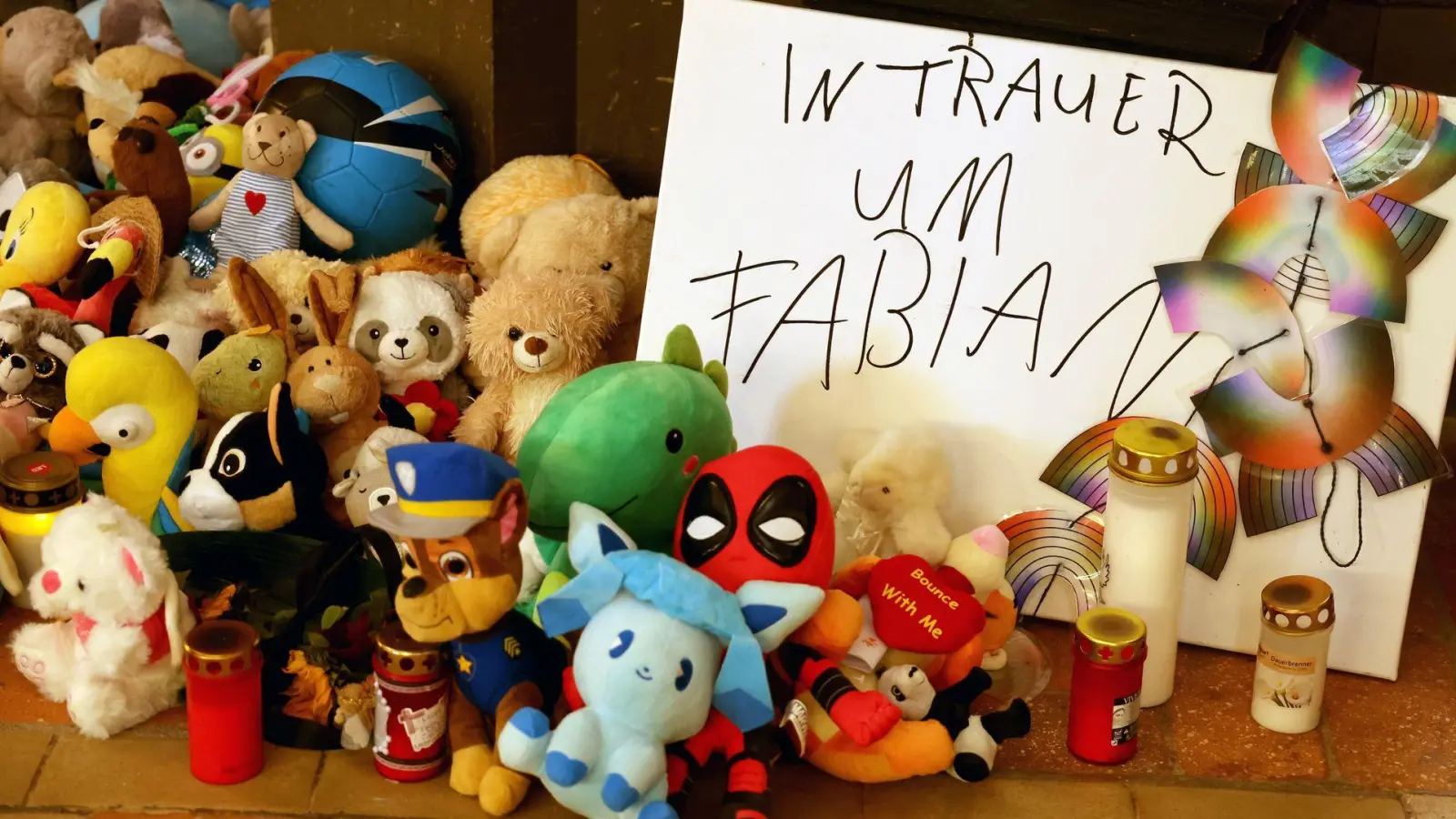 Kuscheltiere und Kerzen zum Gedenken an Fabian.  (Foto: Bernd Wüstneck/dpa)