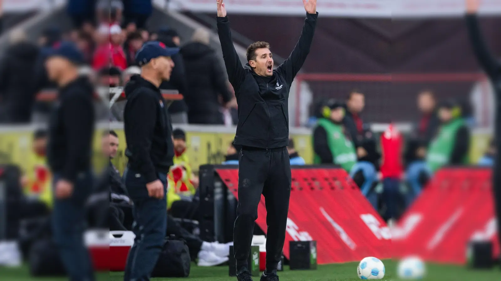 Viel Frust in Köln: Nürnbergs Trainer Miroslav Klose agiert am Spielfeldrand. (Foto: Marius Becker/dpa)