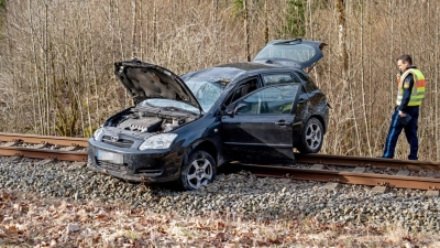 Nach dem Unfall blieb das Auto des 23 Jahre alten Fahrers quer über dem Bahngleis stehen. (Foto: Andreas Angerer/BRK BGL/dpa)