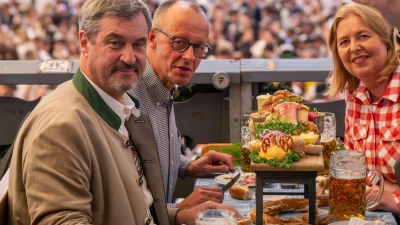 Selfie im Festzelt: Kanzler Merz besucht mit Kabinettsmitgliedern das Oktoberfest (Foto: Peter Kneffel/dpa)