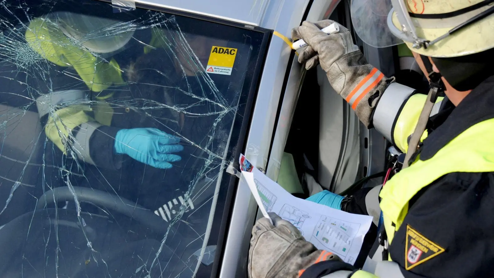 Rettungskarten im Auto liefern Hilfskräften wertvolle Informationen zur Bergung von Unfallopfern. (Foto: Tobias Hase/dpa/dpa-tmn)
