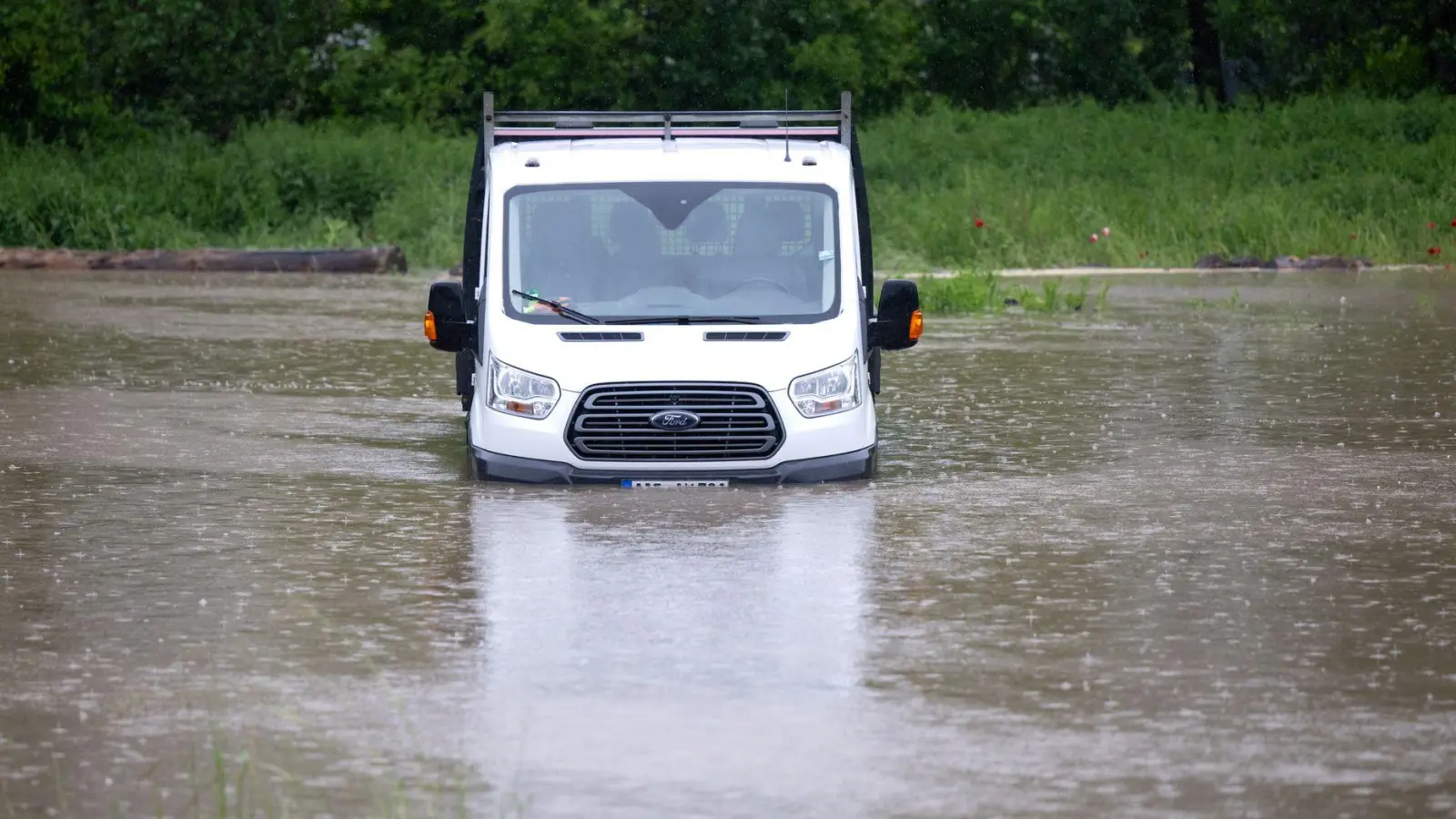 Wasserschäden an geparkten Autos können tückisch sein. Grundsätzlich sollte man daher nie versuchen, ein zuvor überflutetes Auto zu starten. (Foto: Sven Hoppe/dpa/dpa-tmn)