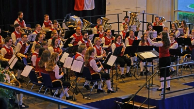 Beim Frühjahrskonzert auf dem Weg zum Südpol: das Sinfonische Blasorchester der Stadtkapelle Heilsbronn, dirigiert von Kathrin Schwab, spielt Michael Geislers „A Dream of Victory“. (Foto: Elke Walter)