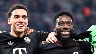 Musiala (l) und Davies (r) wollen demnächst wieder als Startelf-Spieler jubeln. (Archivbild) (Foto: David Hammersen/dpa)