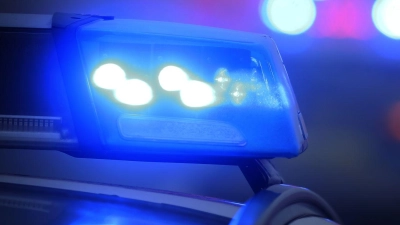 In Lindau am Bodensee wurde die Polizei wegen eines Mannes in Darth-Vader-Maske gerufen. (Symbolbild) (Foto: Karl-Josef Hildenbrand/dpa)