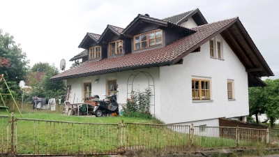 Das Mehrfamilienhaus in Zwiesel, nachdem dort drei Leichen entdeckt wurden. (Archivbild) (Foto: Christine Vincon/dpa)