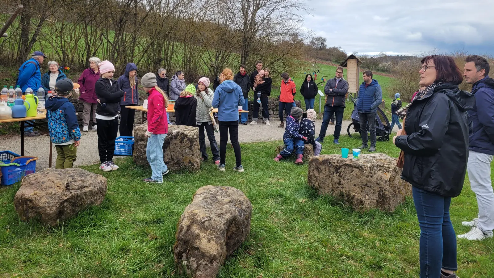 Feier am Sinnenweg: Nach der Umgestaltung wurde er jetzt neu eröffnet. (Foto: Albert Beyerlein)