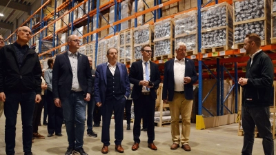 So ein Zentrallager eines Möbelgiganten ist wirklich beeindruckend, wie Tobias Birks (rechts) Führung belegt. Im Bild staunen (von links): Martin Müller vom Bauamt der Stadt Uffenheim, Bürgermeister Thomas Schmitt, Landratsstellvertreter Hans Herold, Landrat Dr. Christian von Dobschütz und Stellvertreter Reinhard Streng.  (Foto: Johannes Zimmermann)
