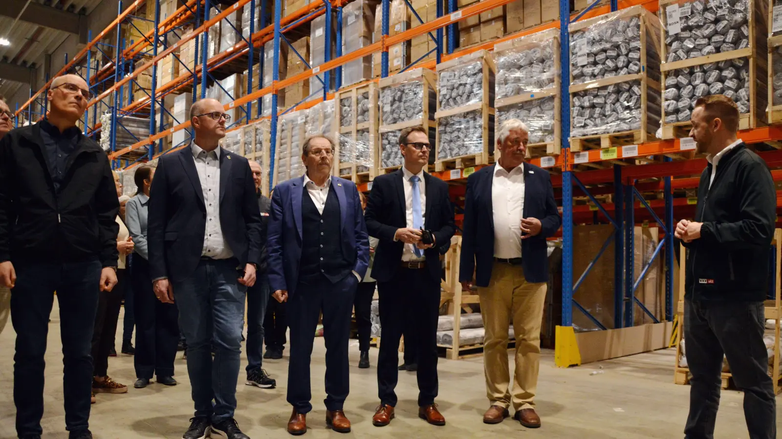So ein Zentrallager eines Möbelgiganten ist wirklich beeindruckend, wie Tobias Birks (rechts) Führung belegt. Im Bild staunen (von links): Martin Müller vom Bauamt der Stadt Uffenheim, Bürgermeister Thomas Schmitt, Landratsstellvertreter Hans Herold, Landrat Dr. Christian von Dobschütz und Stellvertreter Reinhard Streng.  (Foto: Johannes Zimmermann)