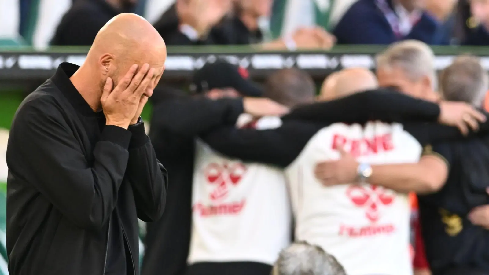 Kölner Jubel, Wolfsburger Entsetzen: VfL-Trainer Paul Simonis nach dem späten 3:3. (Foto: dpa)