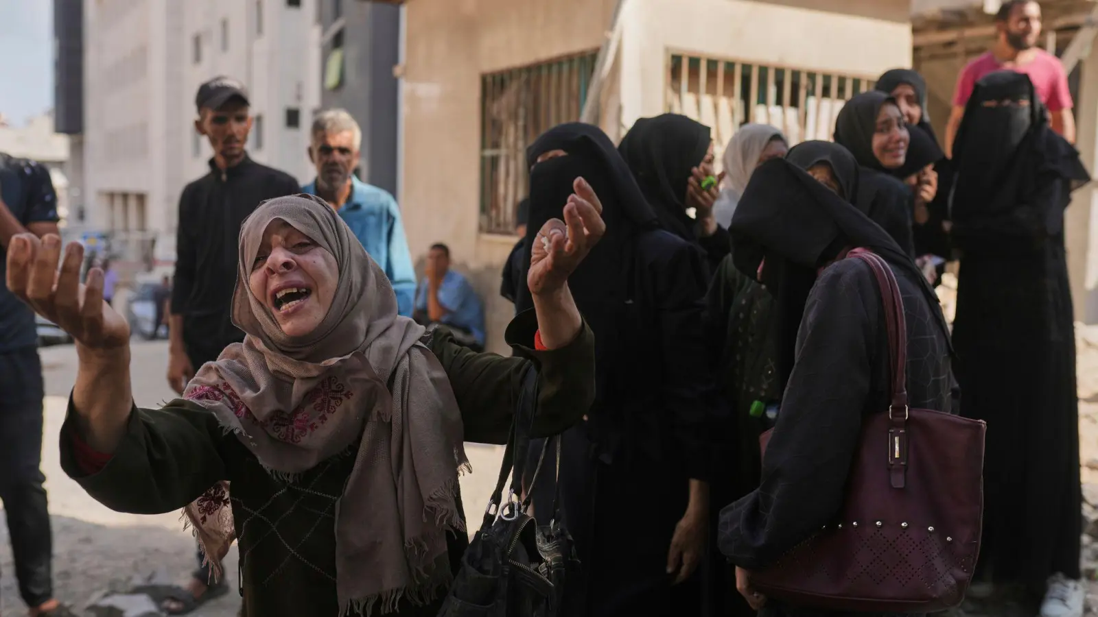 Zwar kämen mehr Lastwagen mit Hilfsgütern in den Gazastreifen - allerdings lägen die Zahlen noch unter den vereinbarten, schreibt der EAD. (Foto: Jehad Alshrafi/AP/dpa)