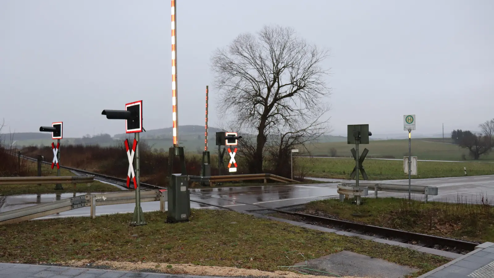 Braucht es am Bahnhof in Unterschwaningen eine Querungshilfe? In diese Frage will auch der Behindertenbeauftragte des Landkreises eingebunden werden. (Foto: Thomas Schaller)