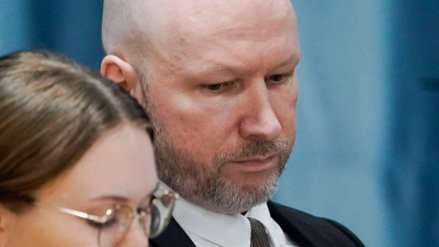 Anders Behring Breivik und seine Anwältin während einer Gerichtsverhandlung. (Foto: Cornelius Poppe/NTB Scanpix/AP/dpa)