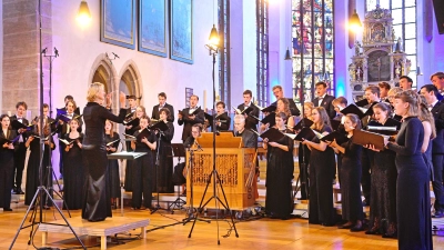 Anne Kohler bot ihrem Bundesjugendchor ein spannendes Programm, das Bach-Motetten und Neue Musik kombinierte. (Foto: Jim Albright)