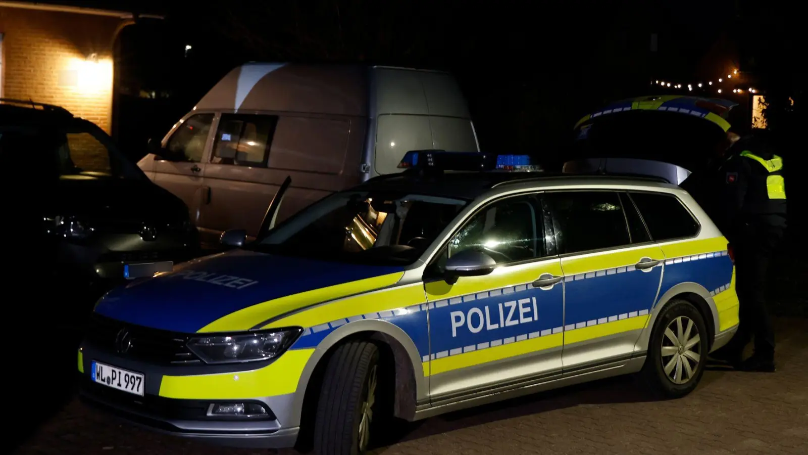 Ein Hausbewohner fand das tote Baby in einer Mülltonne - und informierte die Polizei. (Foto: Georg Wendt/dpa)