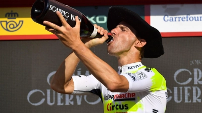 Der Portugiese Rui Costa vom Team Intermache feiert auf dem Podium seinen Etappensieg. (Foto: Alvaro Barrientos/AP/dpa)