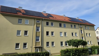 Blick auf die Wassertrüdinger Straße 16 und 18. Das Gebäude gehört der Baugenossenschaft. Die SWD Plus hat das Dach mit einer Photovoltaikanlage bestückt, über die die Bewohnerinnen und Bewohner Mieterstrom beziehen können.  (Foto: Stadt Dinkelsbühl/Tobias Dietle)