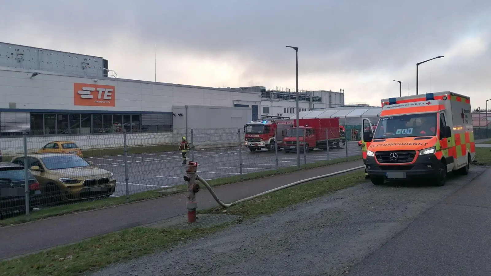 Wegen des Austritts einer noch nicht bekannten Flüssigkeit bei der Firma TE Connectivity in Sinbronn ist am Sonntag ein Großaufgebot der Feuerwehr angerückt. Das Firmengelände durften nur Einsatzkräfte betreten. (Foto: Friedrich Zinnecker)