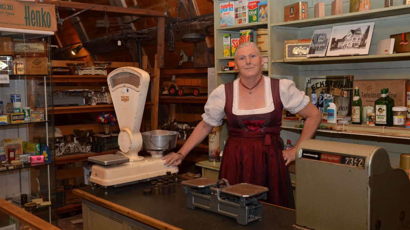 Julia Veitengruber hat vor kurzem die Leitung des Heimatmuseums übernommen und verschafft sich gerade einen Überblick über die mehr als 10.000 Exponate. (Foto: Yvonne Neckermann)