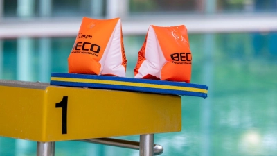 „Die marode Bäderlandschaft hängt wie ein Damoklesschwert über der Schwimmausbildung“, sagt DLRG-Präsidentin Ute Vogt. (Archivbild) (Foto: David Inderlied/dpa)