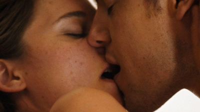 Lilli (Svenja Jung) und Tom (Theo Trebs) küssen sich in einer Szene des Films „Fall For Me“. (Handout) (Foto: -/Netflix/dpa)