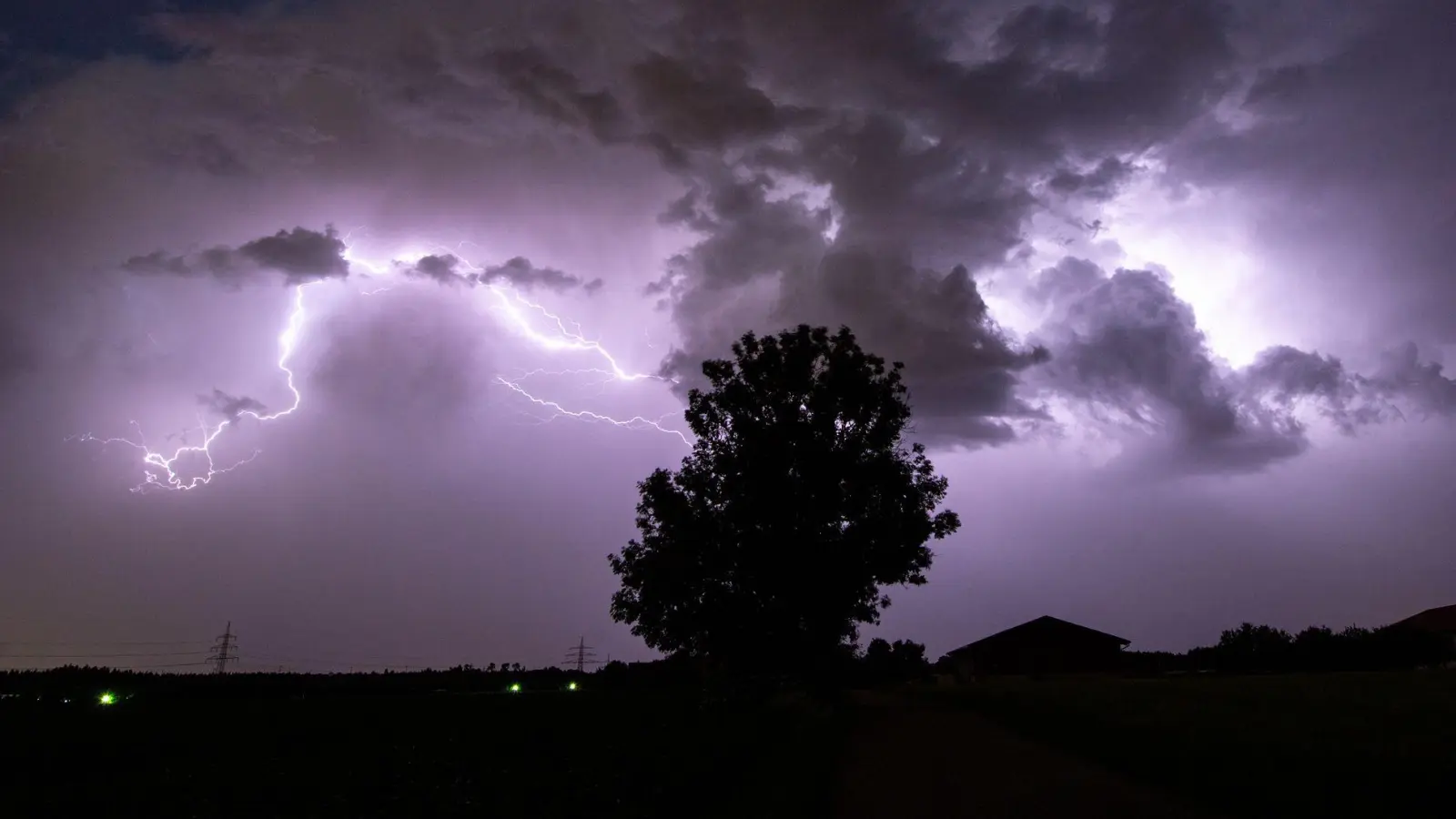 In der Nacht zog ein Unwetter über den Landkreis Eichstätt (Symbolbild). (Foto: Matthias Balk/dpa)