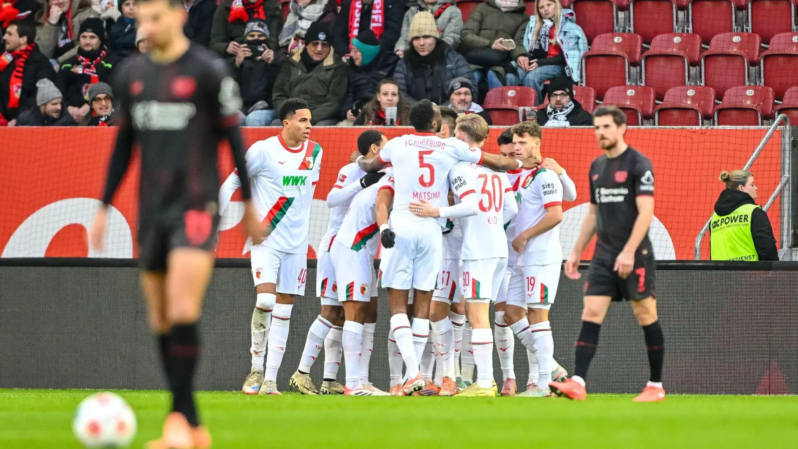Glückliche Augsburger nach der Führung von Dimitrios Giannoulis. (Foto: Harry Langer/dpa)